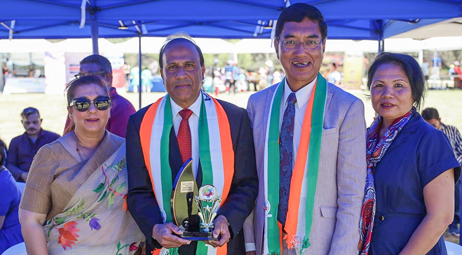 Professor Kadambot Siddique with Vice-Chancellor Professor Amit Chakma
