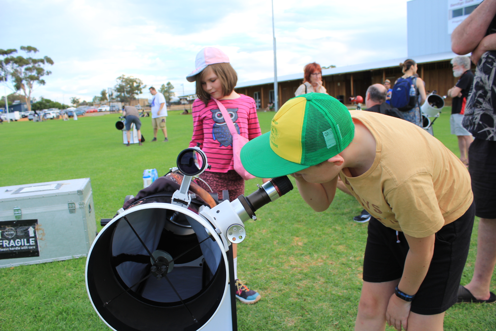 Stargazers looking through the ICRAR telescopes at 2021 Pingelly Astrofest.