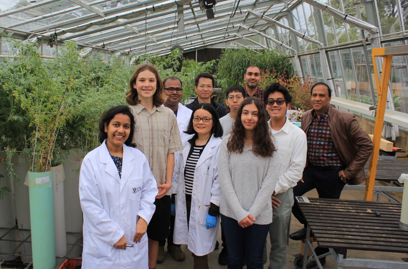 Shenton College students visiting a UWA glasshouse.