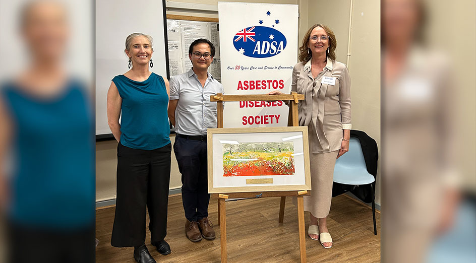 Dr Wee Loong (Melvin) Chin receiving the Emeritus Professor Eric G. Saint Memorial Award from the Asbestos Diseases Society of Australia.