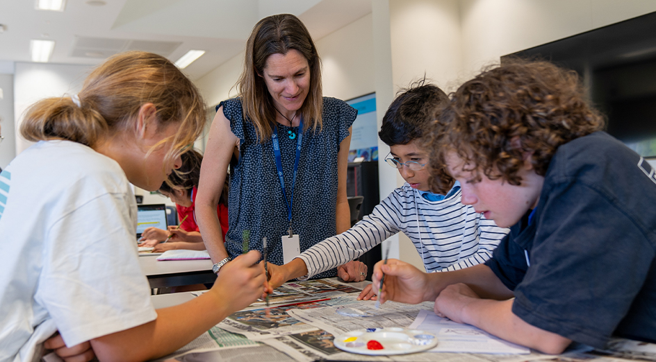 Year 5 and 6 students with ocean researcher