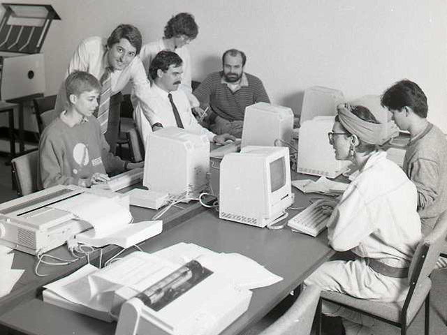 UWA Archives: 33497P  Interiors lecture - MBA students - circa 1988