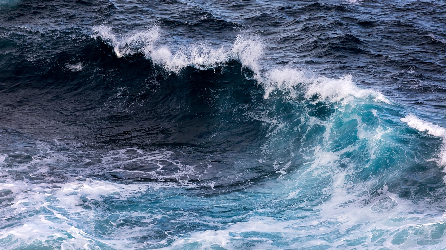 Ocean with waves crashing